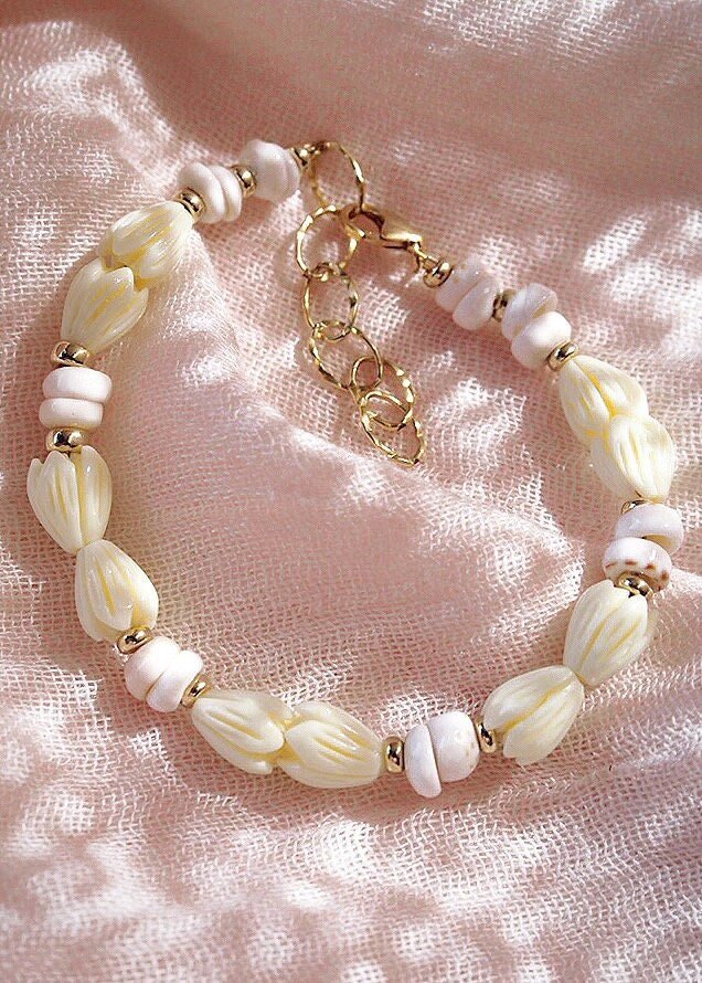 - Pikake Puka Shell Bracelet - Me'e - ke aloha jewelry